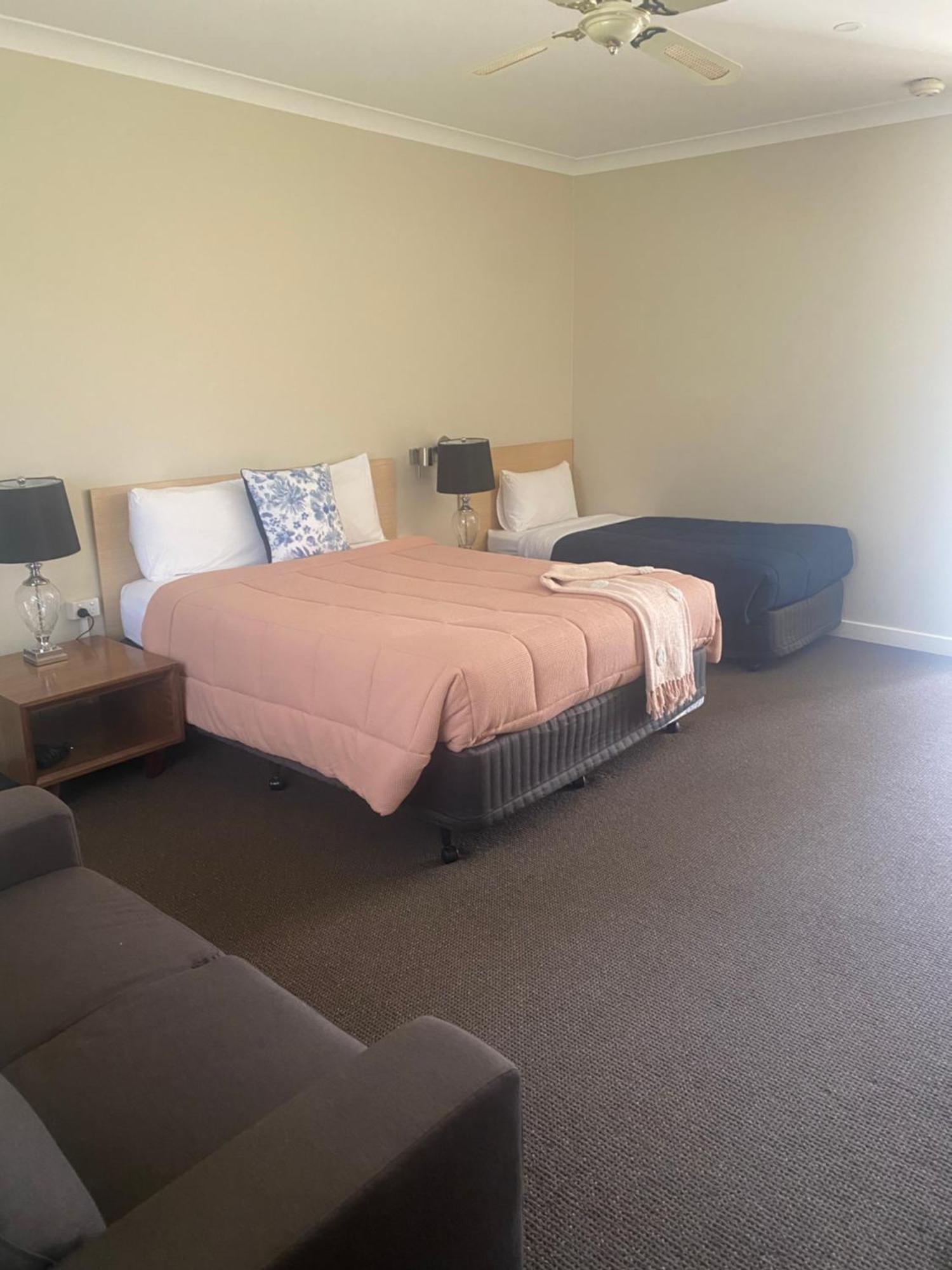 Tumbarumba Motel & Elms Restaurant エクステリア 写真