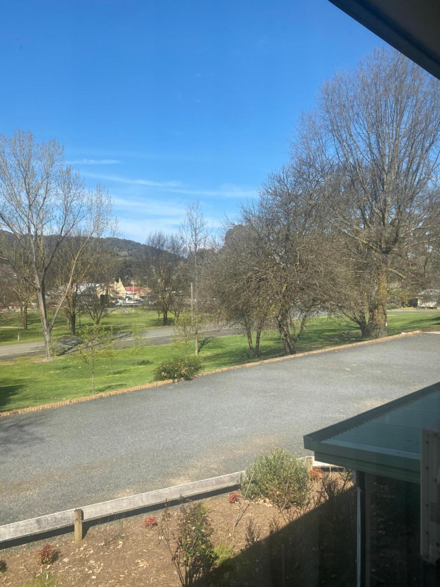 Tumbarumba Motel & Elms Restaurant エクステリア 写真