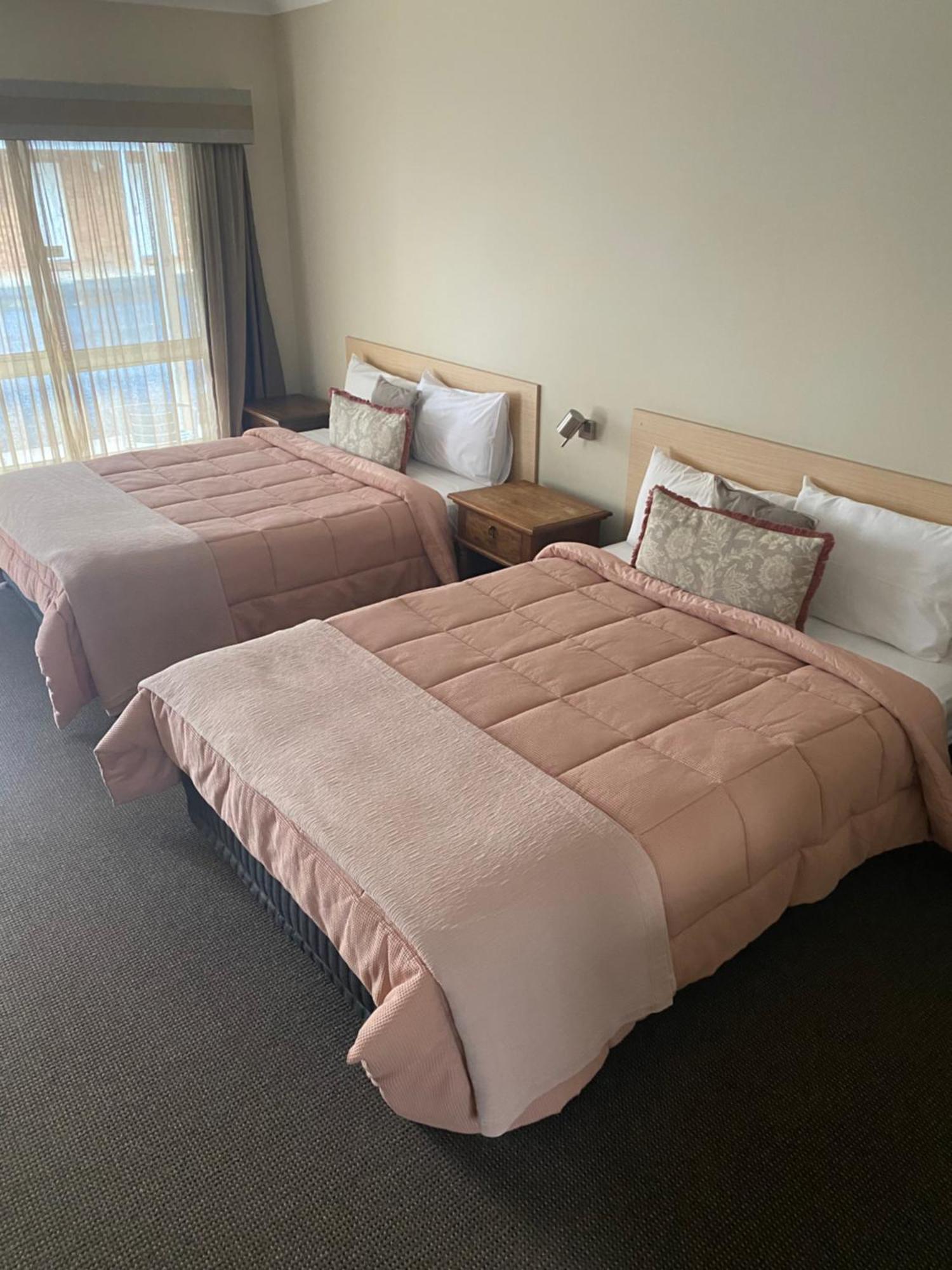 Tumbarumba Motel & Elms Restaurant エクステリア 写真