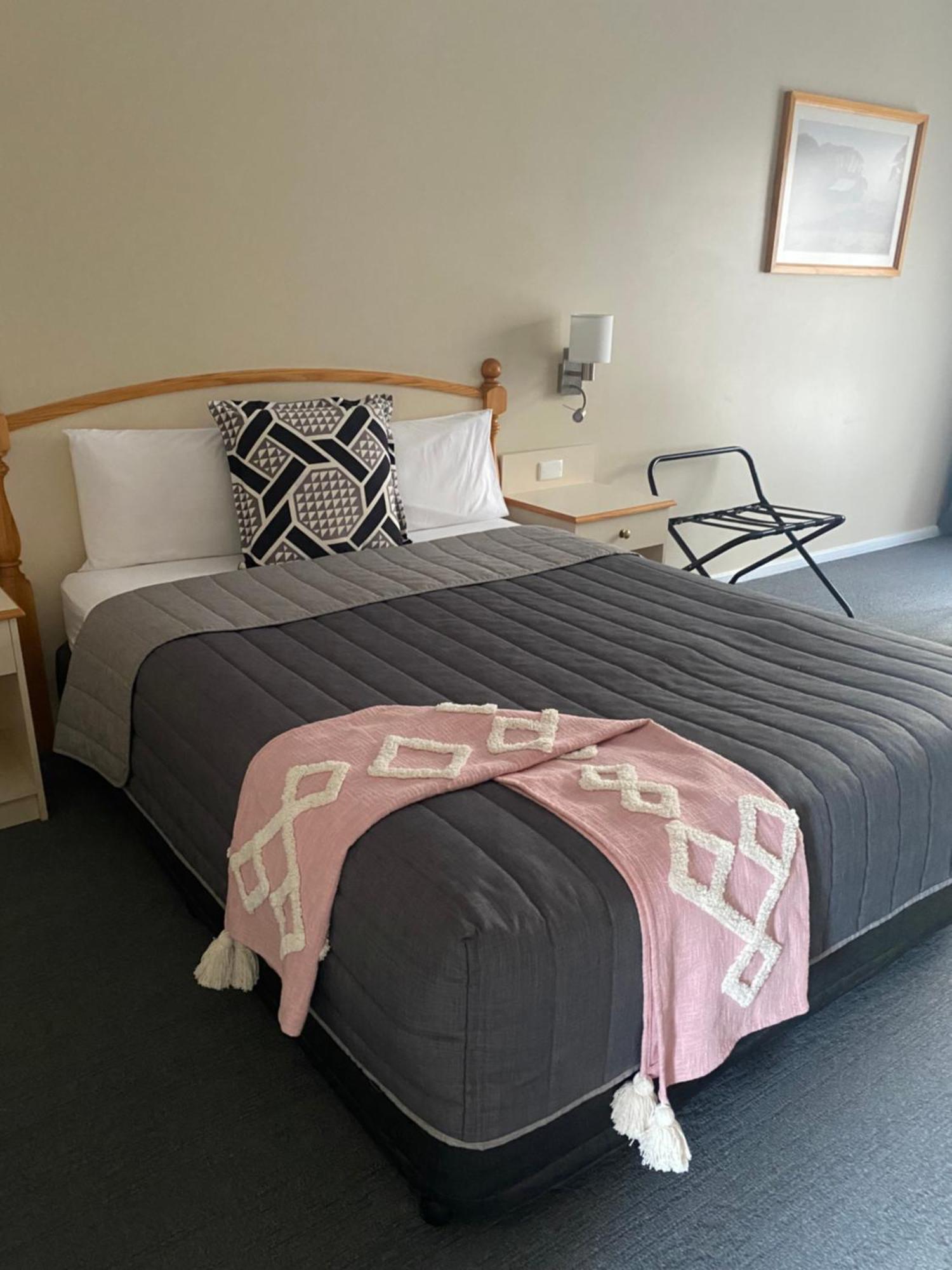 Tumbarumba Motel & Elms Restaurant エクステリア 写真
